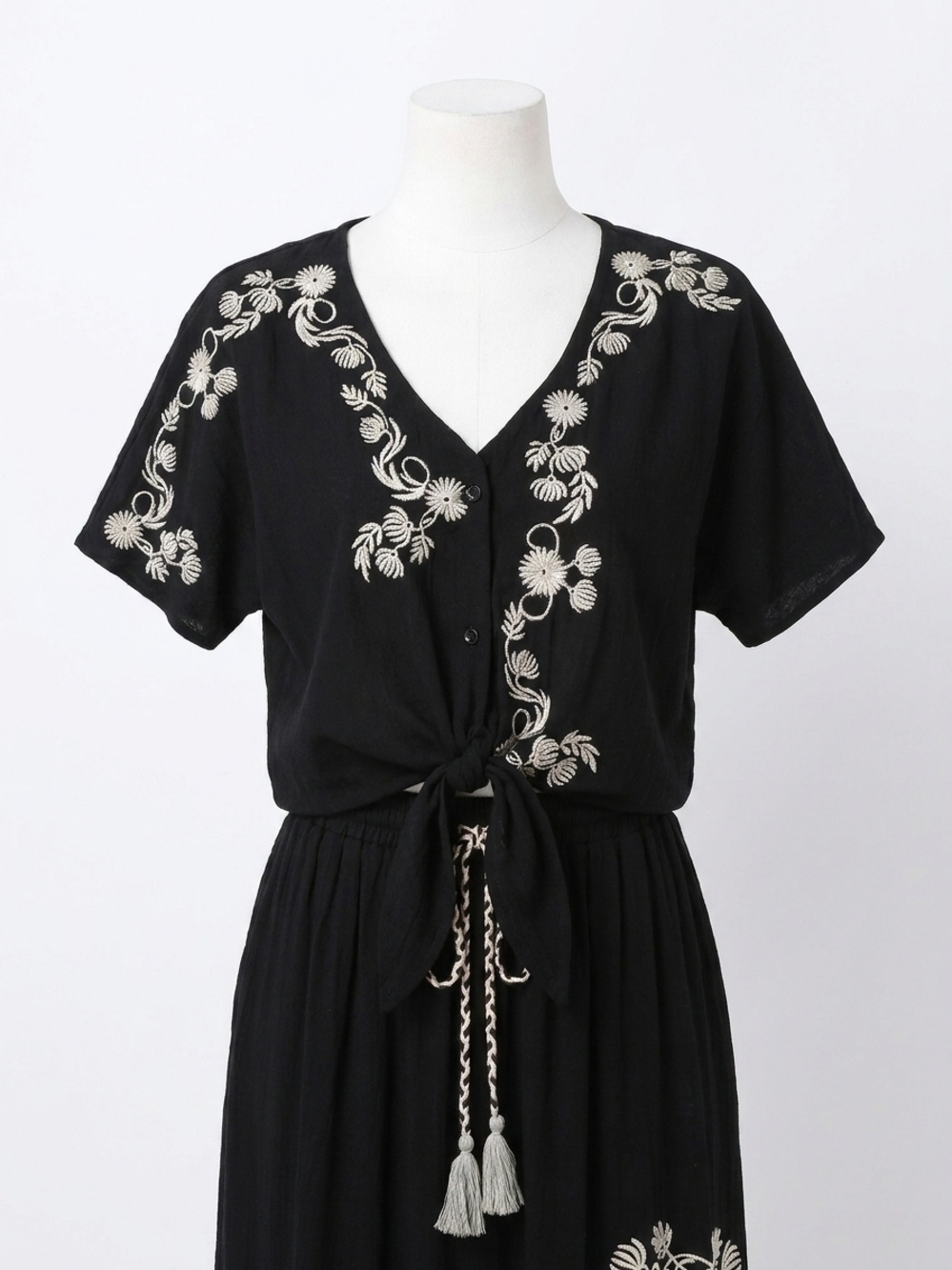 NEW PAPARAZZI viscose embroidered tie front top in black